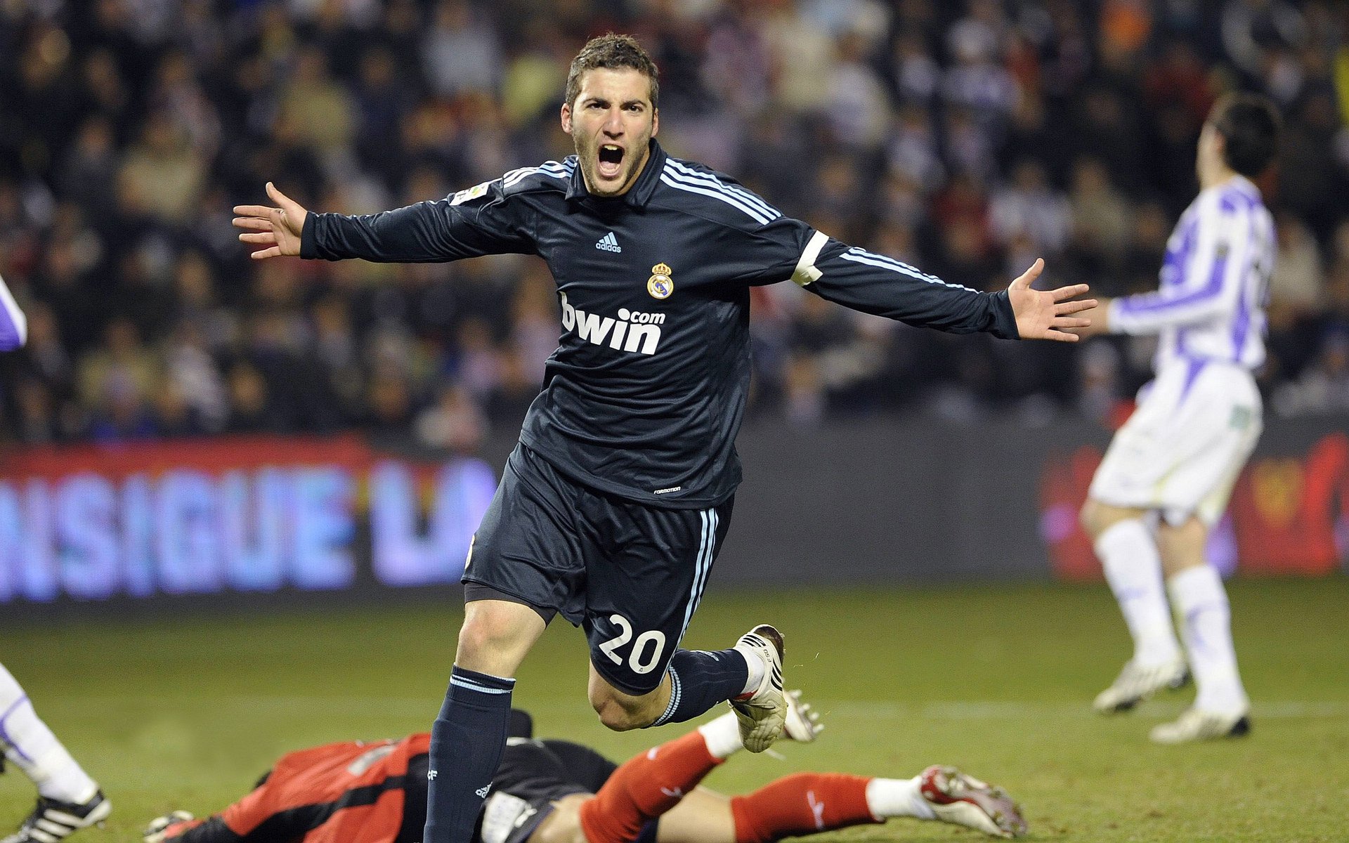 “尼古拉斯·桑特基的精准传球与决策能力,带领阿根廷美洲狮队迈向成功”